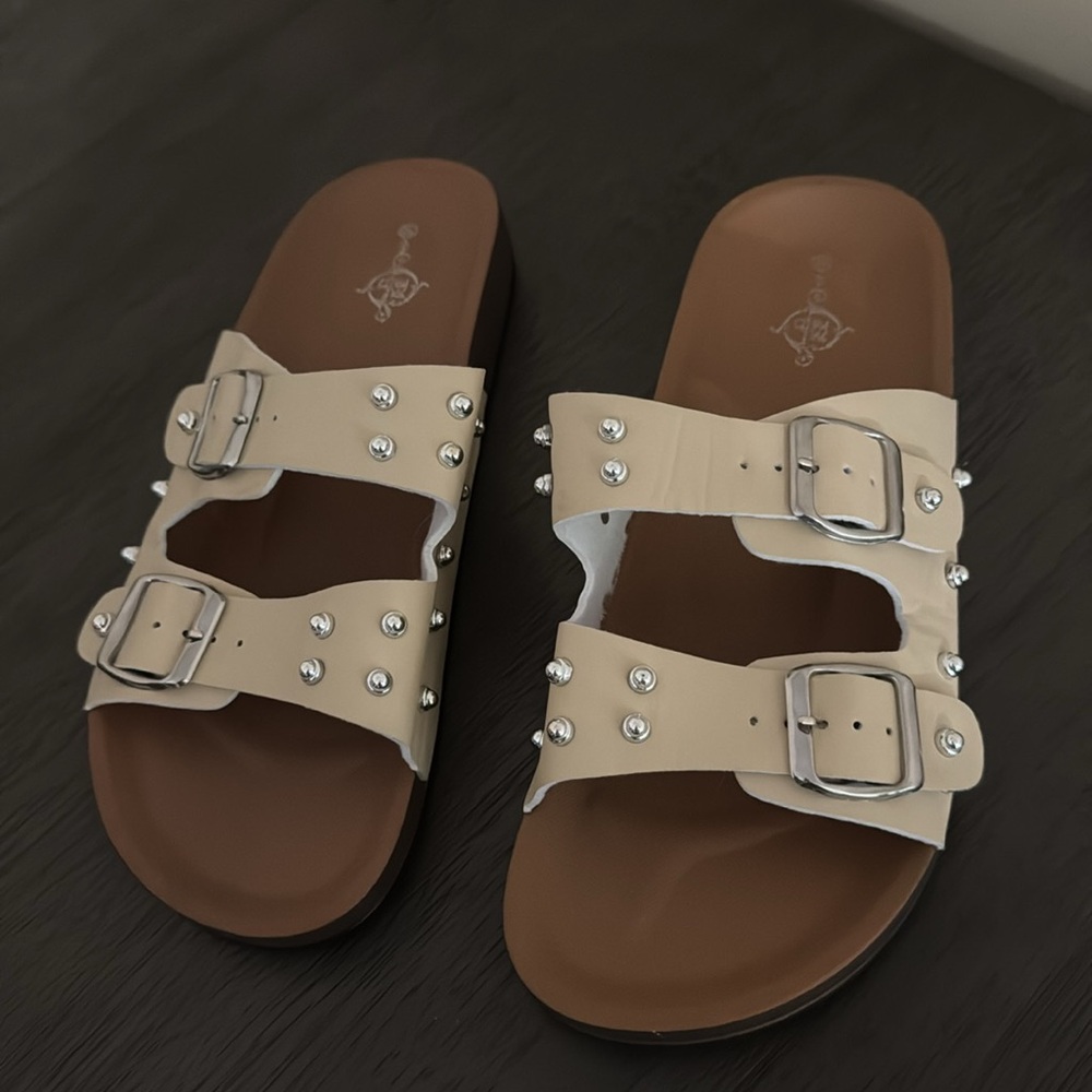 Sole Mates Women's Cream Studded 2 Bluckle Sandals Women's Sz 10 NWOT - Picture 3 of 9
